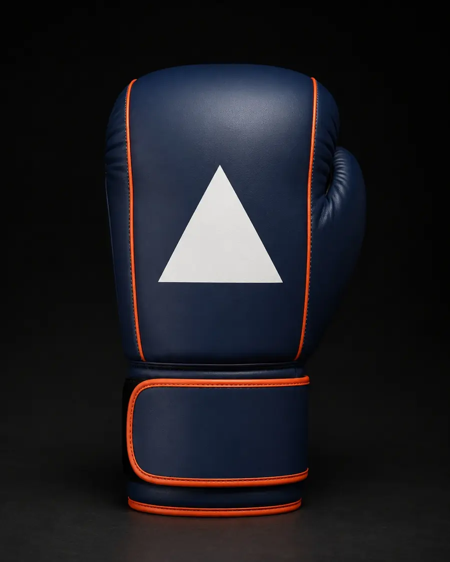 Gant de boxe personnalisé debout, logo visible sur le dos de la main, coloris marine et orange